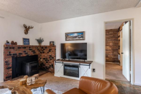 Cozy Cabin-Style Condo in Central Location